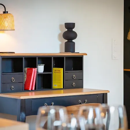 Le Jeanne D'arc, Vue Sur La Place Du Vieux Marche