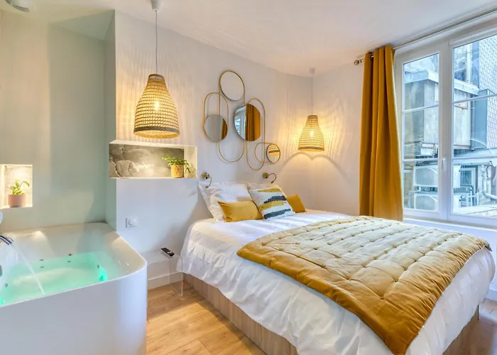 Le Jeanne D'arc, Vue Sur La Place Du Vieux Marche Apartman *