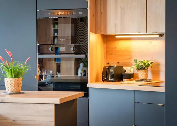 Le Jeanne D'arc, Vue Sur La Place Du Vieux Marche *