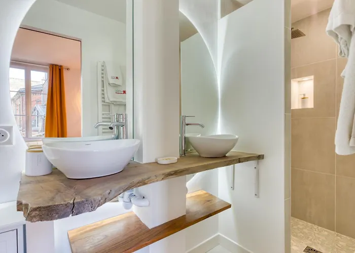 Le Jeanne D'arc, Vue Sur La Place Du Vieux Marche