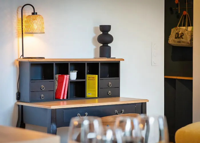 Le Jeanne D'arc, Vue Sur La Place Du Vieux Marche